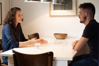 Betreutes Wohnen zwei Personen besprechen am Tisch