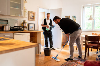 Betreutes Wohnen Küche 2 Männer putzen